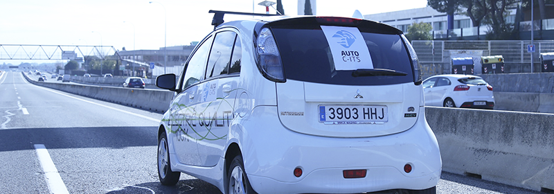 Indra prueba cómo mejora la capacidad y la seguridad del tráfico y de los coches autónomos al conectar infraestructuras y vehículos