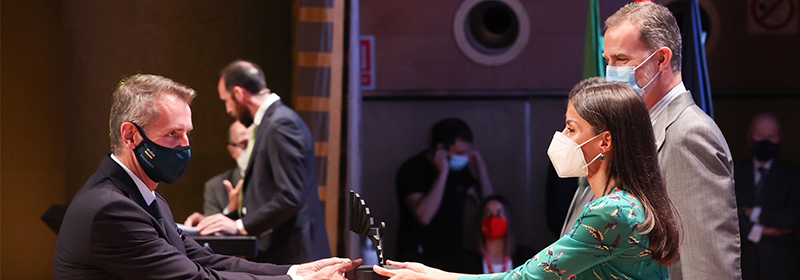 Sus Majestades los Reyes entregan a Indra el Premio Nacional de Innovación