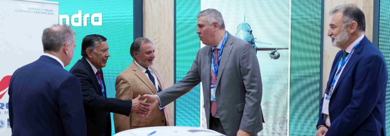 Indra cierra acuerdos con DTS y Aeromac para colaborar en proyectos aeroespaciales y de defensa en Chile