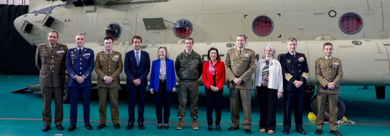 The Spanish Minister of Defense visits Indra’s new Chinook CH-47F simulator, Europe’s first for the new version of this helicopter