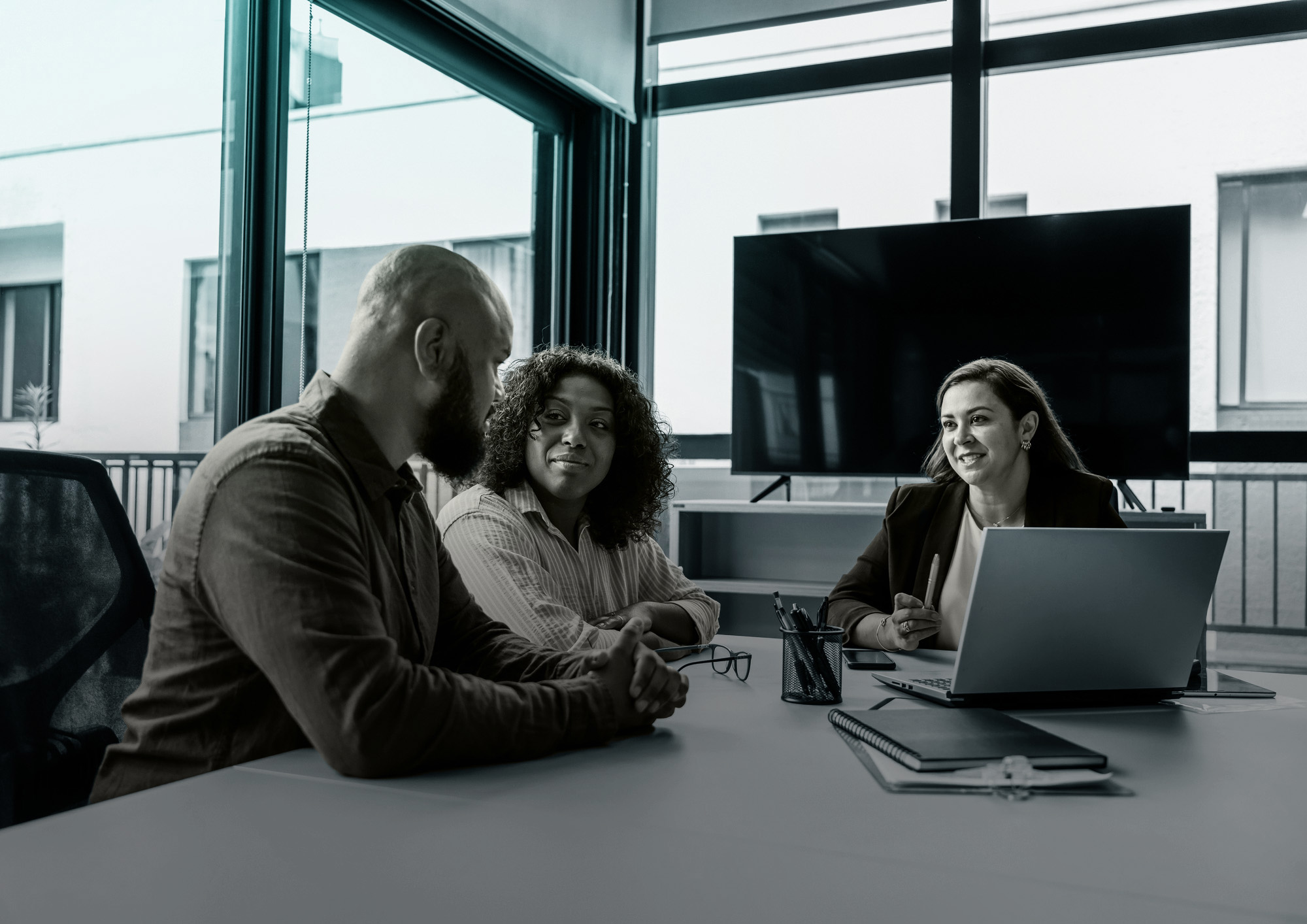 Empresas brasileiras aceleram adoção de tecnologias autônomas e imersivas, aponta estudo do Indra Group