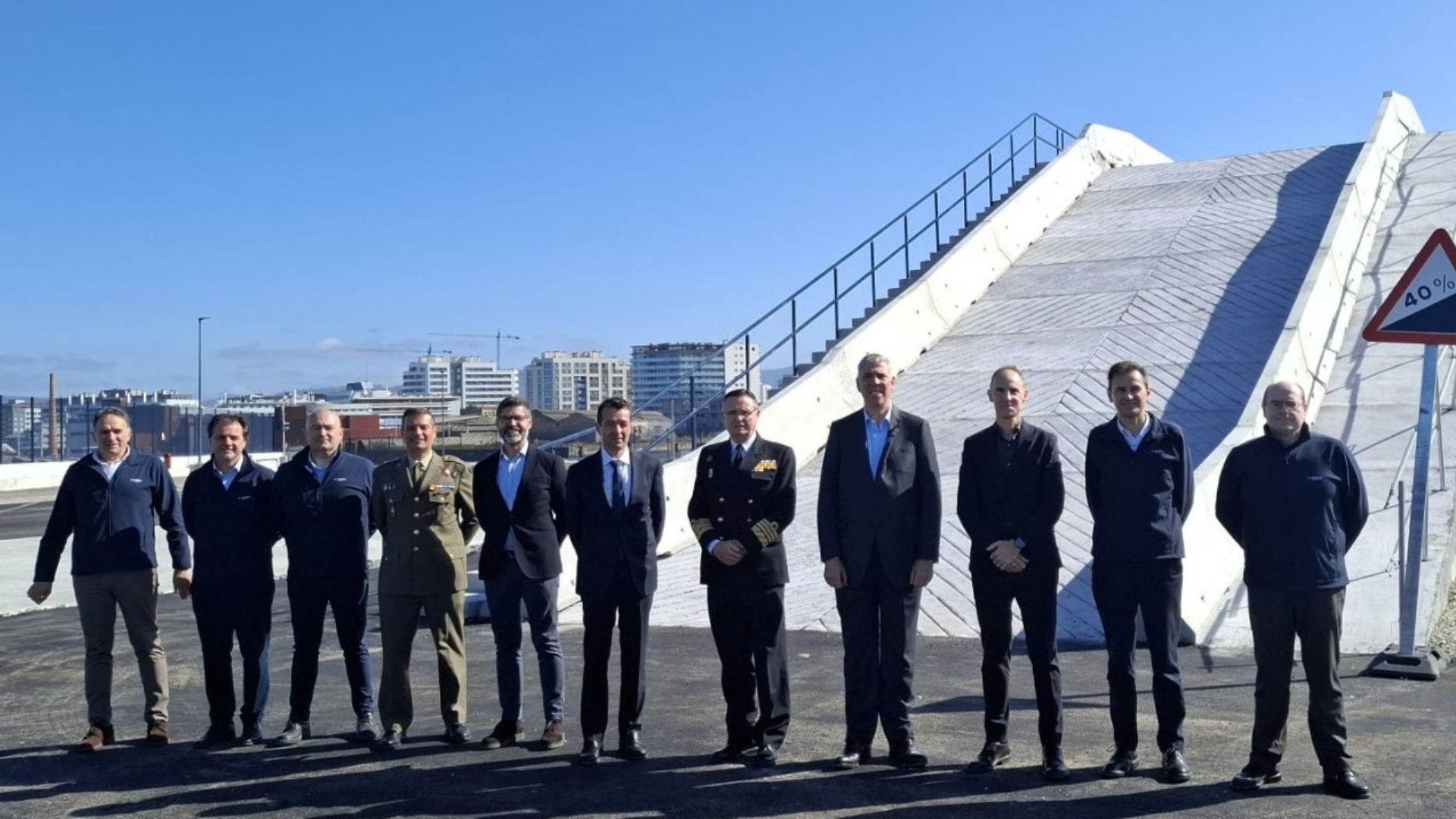 Aniceto Rosique Nieto, director general de Armamento y Material (DIGAM) de defensa, visita los avances de la fábrica de vehículos blindados de Indra Group en Gijón