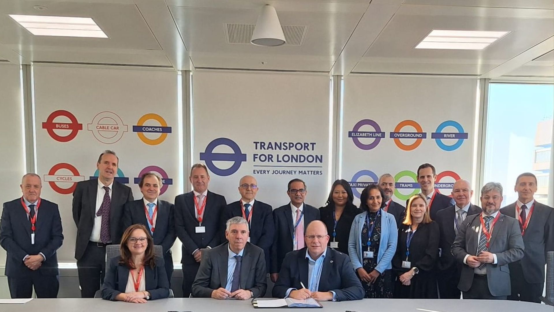 Indra Group firma con Transport for London los acuerdos para gestionar y evolucionar la venta de billetes y el control de accesos a toda la red de transporte de Londres