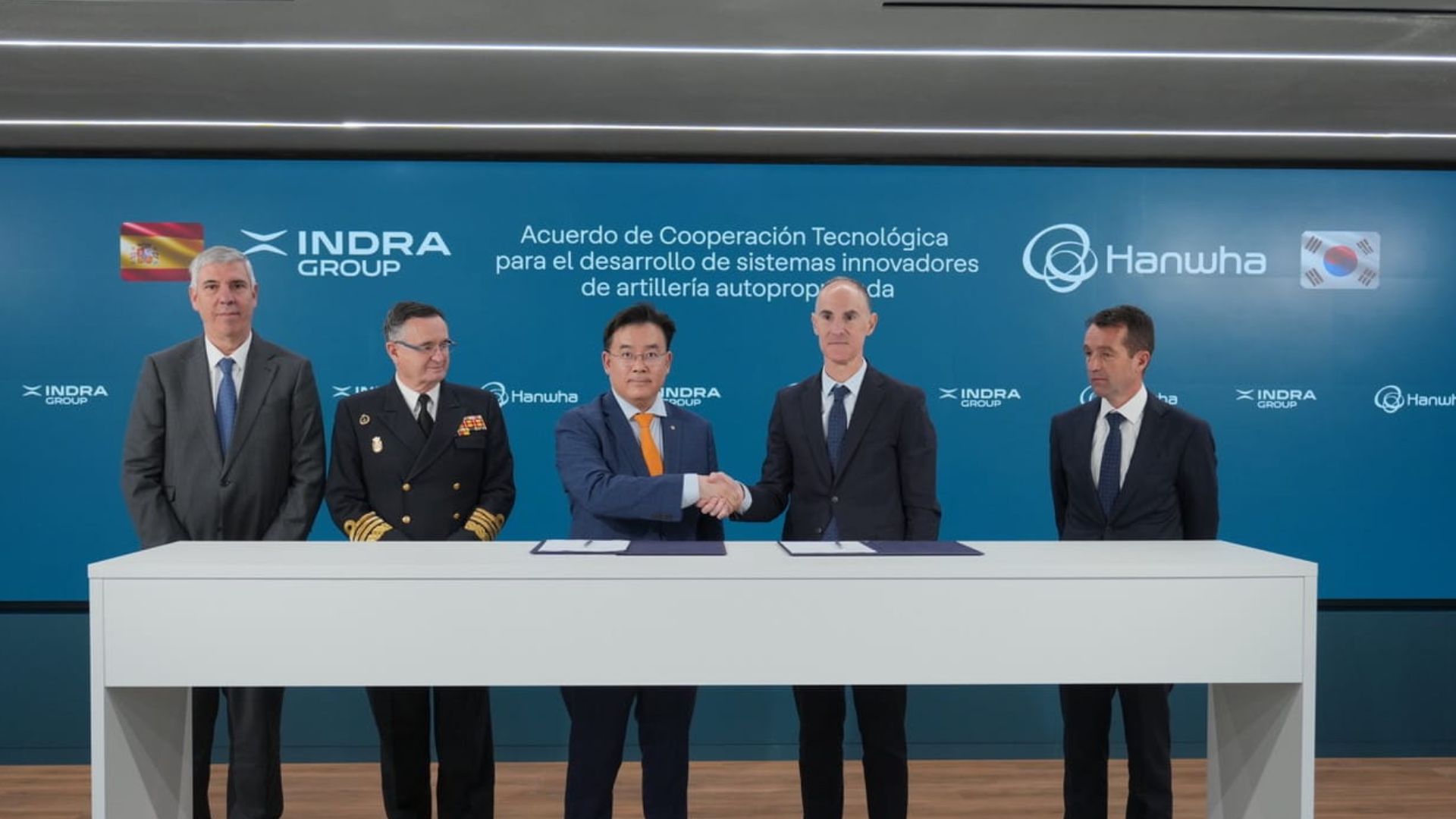 Indra Group y Hanwha Group firman un acuerdo vinculante para el desarrollo de sistemas innovadores de artillería autopropulsada