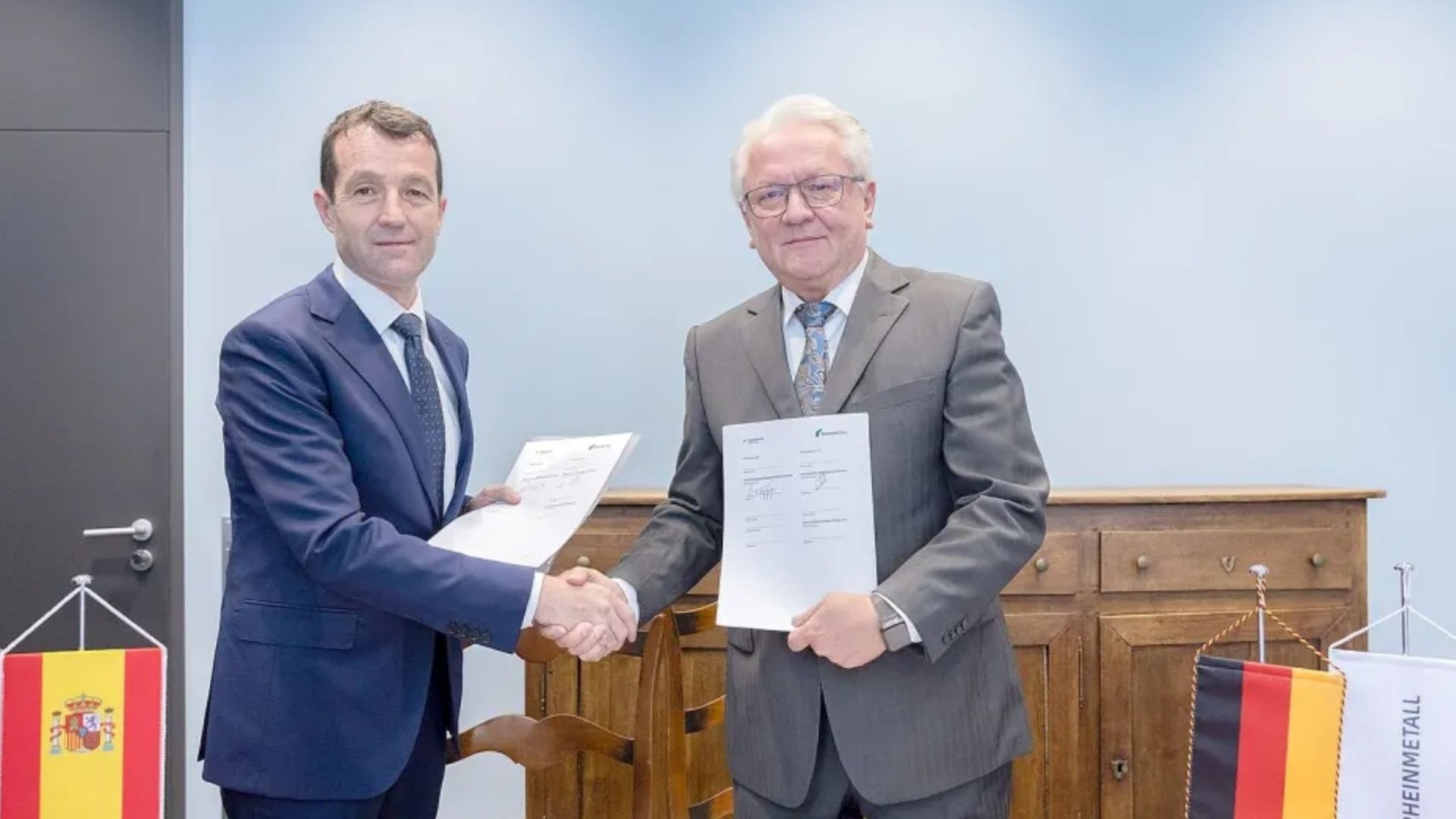 Rheinmetall and Indra Group sign memorandum of understanding to strengthen their strategic partner­ship – with a major vehicle contract in their sights